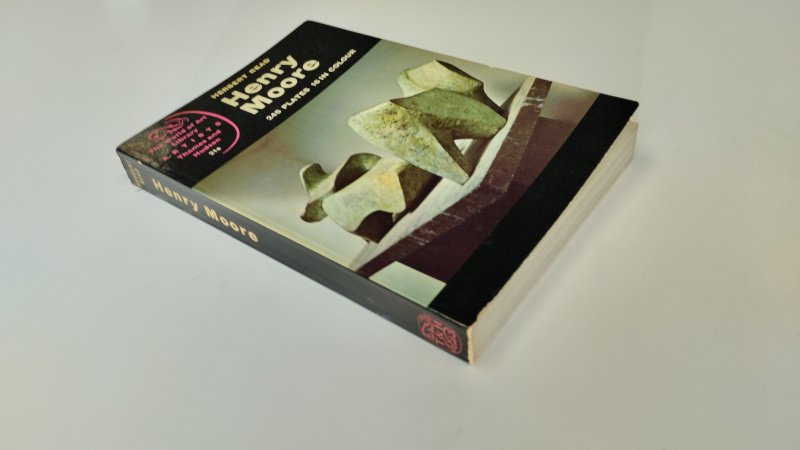 Tweedehands boek: Henry Moore van auteur Herbert Read - In redelijke staat. Engelstalige paperback. Kaft met gebruikssporen en slijtage aan de randen. Rug onderaan beschadigd. Pagina’s netjes en schoon.