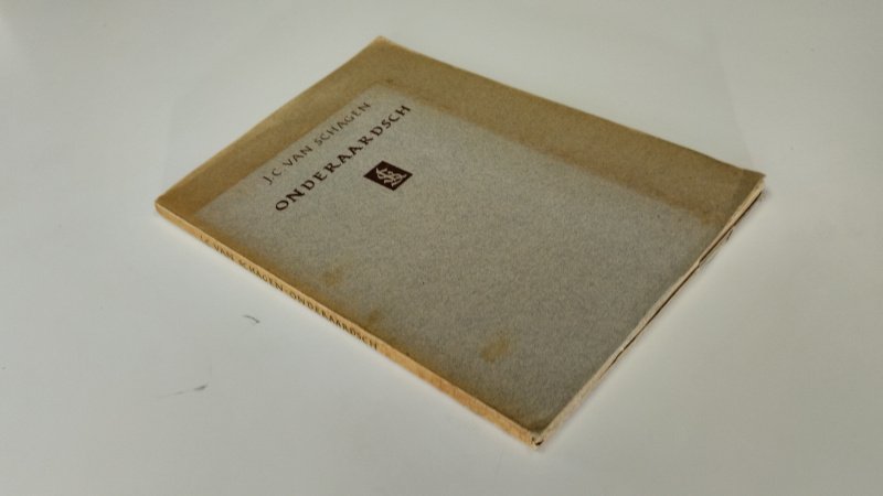 Tweedehands boek: Onderaardsch van auteur J.C. van Schagen - In redelijke staat. Nederlandstalige paperback. Kaft verkleurd en met ouderdomsvlekjes (foxing). Lichte slijtage langs de randen en kleine beschadiging aan de hoekjes. Pagina’s vergeeld door ouderdom.