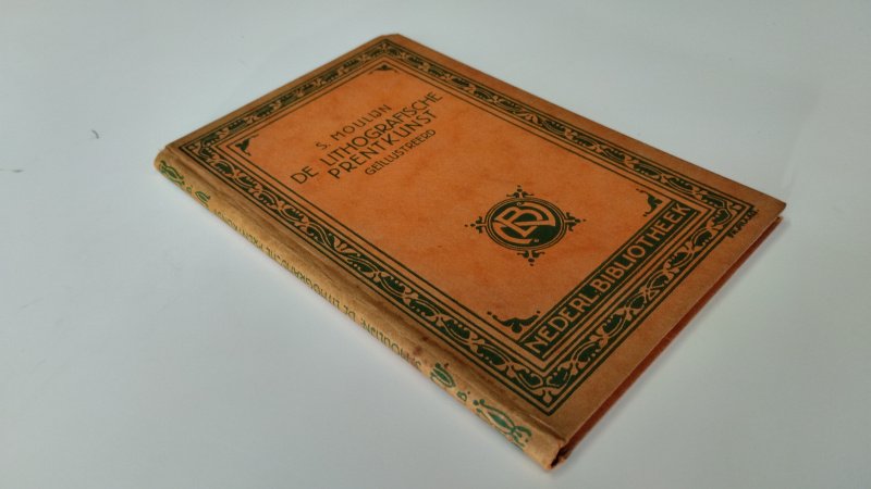 Tweedehands boek: De Lithografische Prentkunst Geïllustreerd van auteur S. Moulijn - In redelijke tot goede staat. Nederlandstalige hardcover zonder stofomslag. Kaft verkleurd en met gebruikssporen passend bij de leeftijd. Rug licht sleets aan bovenzijde en onderzijde. Pagina’s licht vergeeld door ouderdom maar verder netjes.