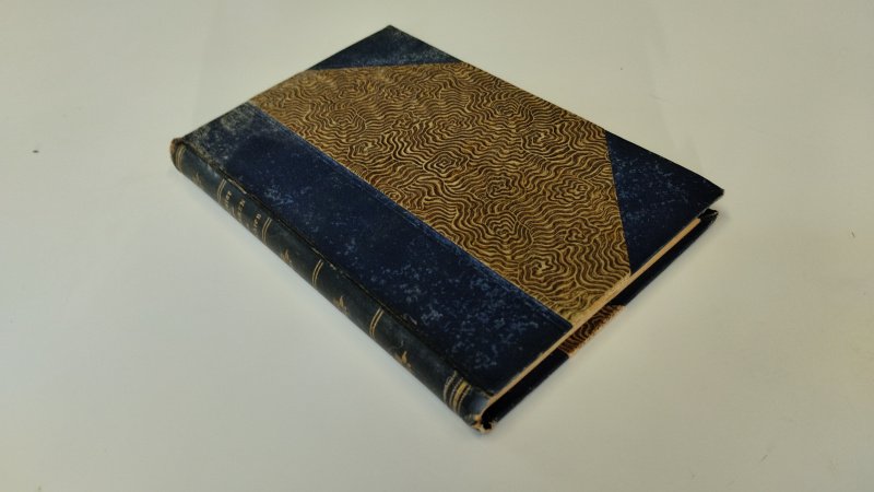 Tweedehands boek: Liederen en gedichten van auteur E.J. Potgieter - In redelijke staat. Nederlandstalige hardcover zonder stofomslag. Halflinnen band met gemarmerde platten. Rug met slijtage aan bovenzijde en onderzijde en lichte beschadigingen aan de hoekjes. Pagina’s licht vergeeld door ouderdom maar verder netjes.