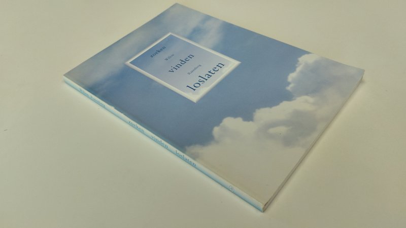 Tweedehands boek: Zoeken vinden loslaten van auteur Willem Razenberg - In goede staat. Nederlandstalige paperback. Lichte gebruikssporen aan de kaft. Pagina’s netjes en schoon.