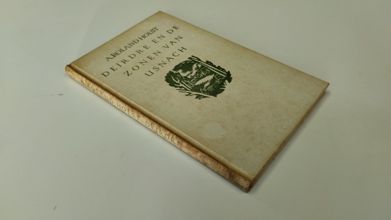 Tweedehands boek: Deirde en de zonen van Usnach van auteur A. Roland Horst - In redelijke staat. Nederlandstalige hardcover zonder stofomslag. Kaft licht verkleurd en vlekkerig langs rug en randen. Pagina’s verder netjes.  Ex Libris plakkaat binenkant kaft. Schutblad verkleurd.