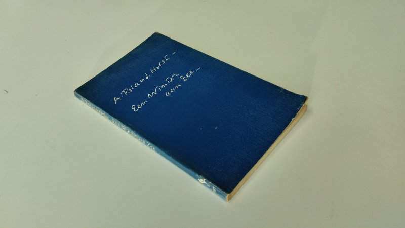Tweedehands boek: Een winter aan zee van auteur A. Roland Horst - In redelijke staat. Nederlandstalige paperback. Kaft heeft slijtage en lichte verkleuring langs randen en rug. Pagina’s licht vergeeld door ouderdom.