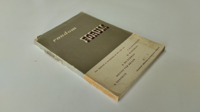Tweedehands boek: Rondom Forum van auteur Diverse auteurs - In redelijke staat. Nederlandstalige paperback. Kaft verkleurd en gevlekt met duidelijke gebruikssporen langs rug en randen. Pagina’s licht vergeeld door ouderdom maar stevig en goed leesbaar.