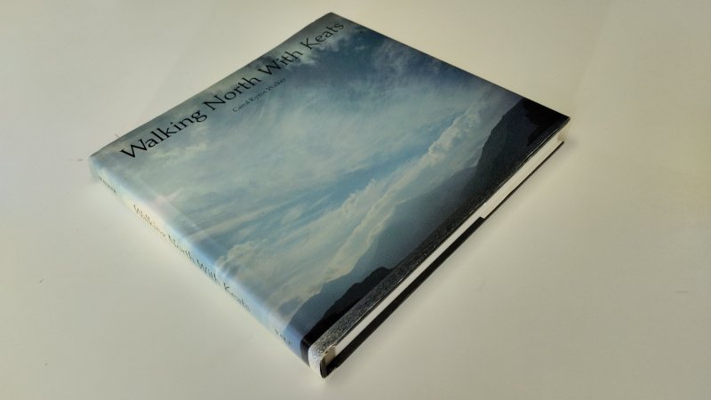 Tweedehands boek: Walking North with Keats van auteur Carol Kyros Walker - In goede staat. Engelstalige hardcover met stofomslag. Lichte gebruikssporen aan stofomslag. Pagina’s licht verkleurd, onbeschreven en netjes. Ex-Libris relief stempel op schutblad