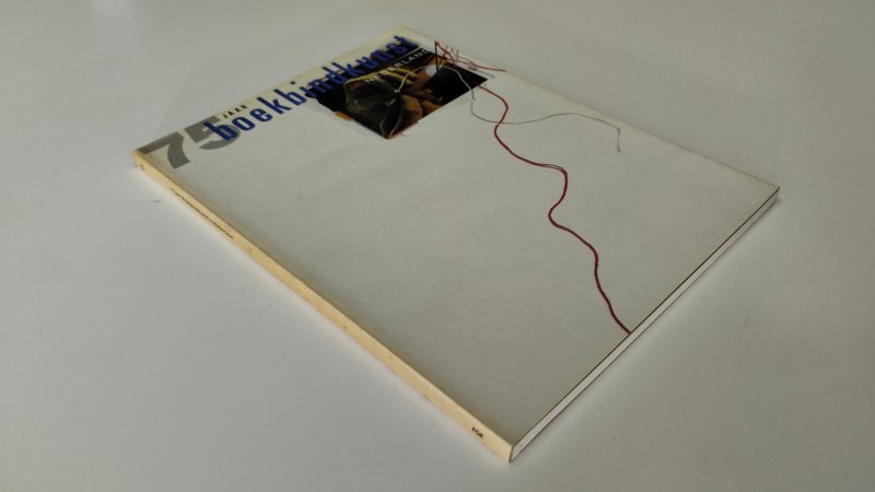 Tweedehands boek: 75 jaar boekbindkunst in Nederland van auteur Storm van Leeuwen, Jan - In redelijke staat. Nederlandstalige paperback. Kaft verkleurd met gebruikssporen. Pagina’s licht verkleurd. Ex-libris reliefstempel voorin aanwezig.