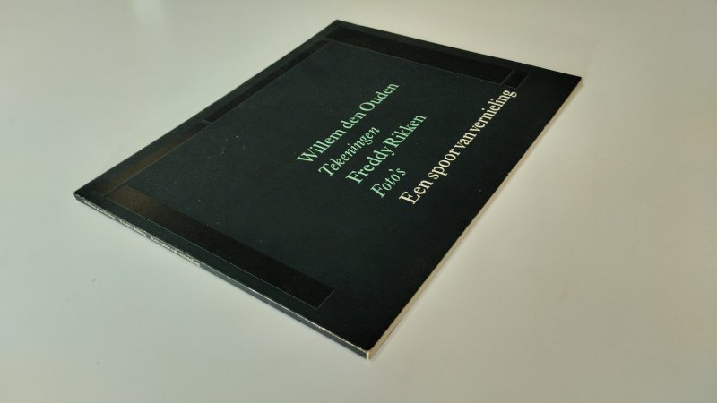 Tweedehands boek: Een spoor van vernieling van auteur Willem den Ouden - In goede staat. Nederlandstalige paperback. Lichte gebruikssporen aan kaft. Pagina’s schoon en netjes. E-Libris relief stempel voorin.