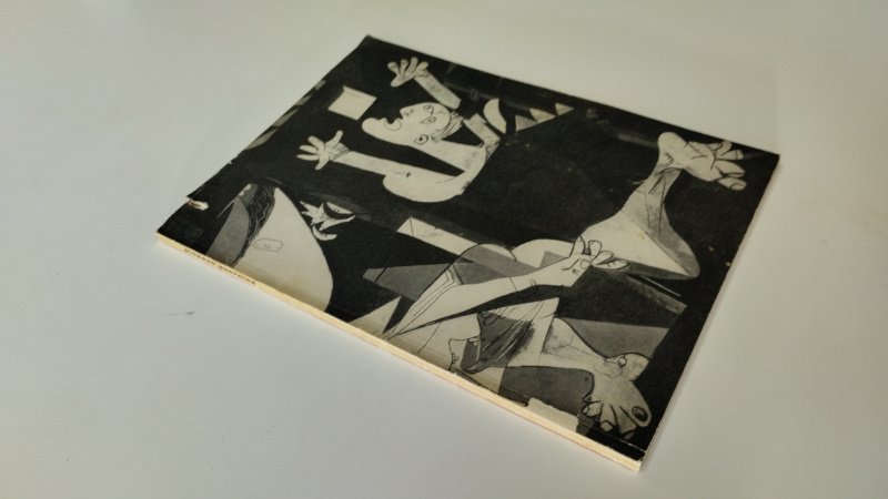 Tweedehands boek: Picasso: Guernica van auteur Picasso, Kahnweiler - In redelijke staat. Franstalige paperback. Kaft heeft gebruikssporen en lichte verkleuring. Pagina’s licht vergeeld. Rug iets sleets. Ex Libris relief stempel voorin. Scheurtje voorkant kaft.