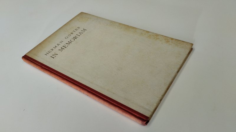 Tweedehands boek: In memoriam van auteur Herman Gorter - In redelijke staat. NL-talige hardcover zonder stofomslag. Kaft verkleurd en vlekkerig langs de randen, rug verkleurd. Pagina’s licht vergeeld passend bij de leeftijd. Binding stevig. Op schutblad geschreven en een ex Libris