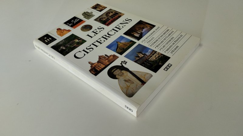 Tweedehands boek: Les Cisterciens van auteur Julie Roux - In goede staat. Franstalige paperback. Kaft en pagina’s licht verkleurd maar onbeschreven en netjes, lichte gebruikssporen aan de randen. Rijk geïllustreerde uitgave. Ex_Libris relief stempel voorin