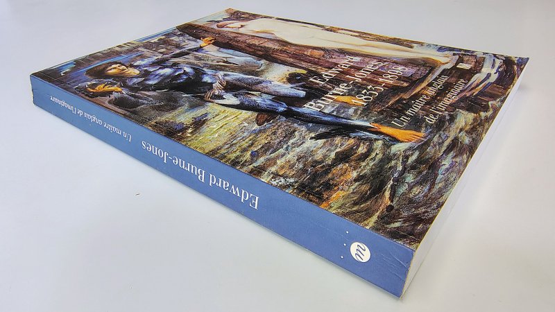 Tweedehands boek: Edward Burne-Jones 1833-1898 van auteur Edward Coley Burne-Jones - Franstalige paperback, lichte gebruikerssporen kaft. Licht scheefgelezen ruggetje met leesvouw. Lichte verkleuring witte bladzijdes, ex-libris voorin.