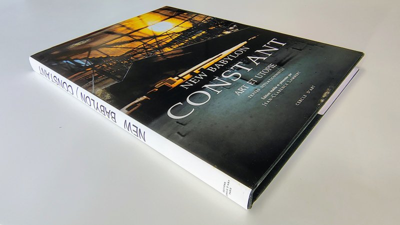 Tweedehands boek: New Babylon Constant Art et Utopie van auteur Constant, Jean-Clarence Lambert - Franstalige hardcover met stofomslag, oogt als nieuw. Minimale verkleuring witte bladzijdes.