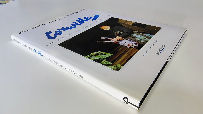 Tweedehands boek: Beauties, Beasts and Birds. Corneille and his collection of African art van auteur Ronald A.R. Kerkhoven - Engelstalige zwart linnen hardcover met zilverdruk en stofomslag. Omslag licht verkleurd en lichte gebruikerssporen bovenrand achterzijde. Ex-libris voorin.