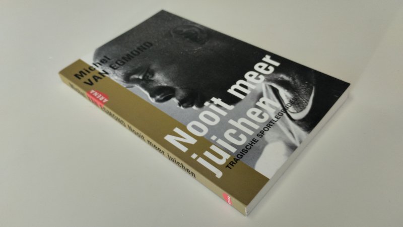 Tweedehands boek: Nooit meer juichen van auteur Michel van Egmond - In goede staat. Nederlandstalige paperback. Lichte gebruikssporen aan kaft en rug. Pagina’s netjes en schoon.