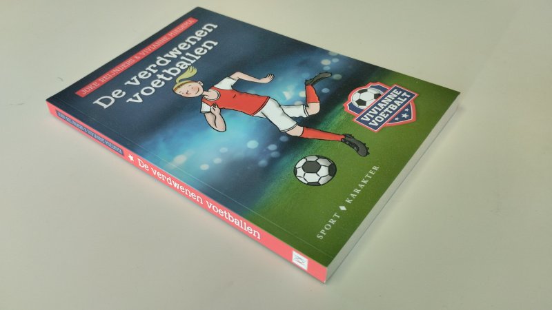 Tweedehands boek: De verdwenen voetballen van auteur Joke Reinders - In zeer goede staat. Nederlandstalige paperback. Kaft, rug en pagina’s verkeren in zeer nette staat.