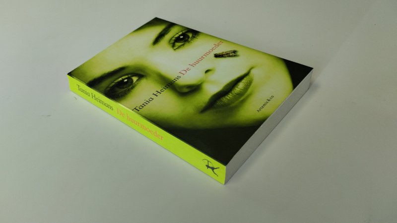 Tweedehands boek: De huurmoeder van auteur Tania Heimans - In goede staat. Nederlandstalige paperback met flappen. Kaft heeft lichte gebruikssporen/ licht scheve rug. Pagina’s verkeren in nette staat.