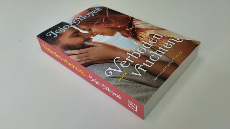Tweedehands boek: Verboden vruchten van auteur Jojo Moyes - In zeer goede staat. Nederlandstalige paperback. Kaft heeft lichte gebruikssporen. Pagina’s verkeren in nette staat.