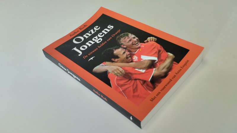 Tweedehands boek: Onze jongens van auteur Auke Kok - In zeer goede staat. Nederlandstalige paperback. Kaft heeft lichte gebruikssporen. Pagina’s verkeren in nette staat.