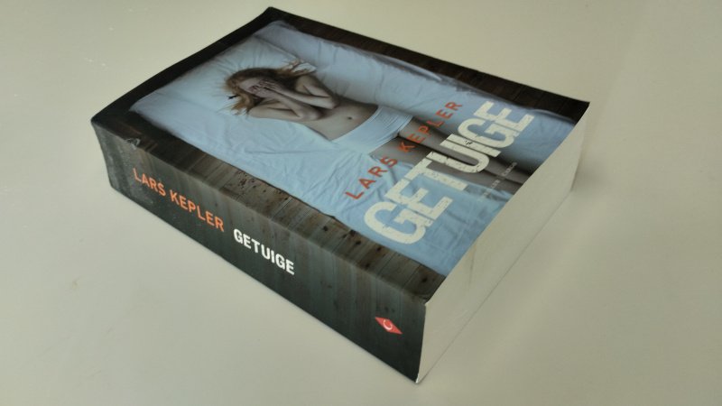 Tweedehands boek: Getuige van auteur Lars Kepler (pseud. van Alexander Ahndoril.) - In goede staat. Nederlandstalige paperback. Kaft heeft lichte gebruikssporen. Pagina’s verkeren in nette staat.