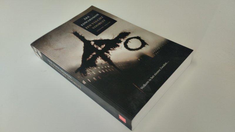 Tweedehands boek: Een vlucht vooruit van auteur Åke Edwardson, Elina van der Heijden - In goede staat. Nederlandstalige paperback. Kaft heeft lichte gebruikssporen. Pagina’s verkeren in nette staat.