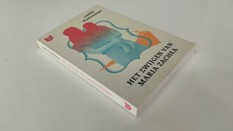Tweedehands boek: Het zwijgen van Maria Zachea van auteur Judith Koelemeijer - In zeer goede staat. Nederlandstalige paperback. Kaft heeft lichte gebruikssporen. Pagina’s verkeren in nette staat.