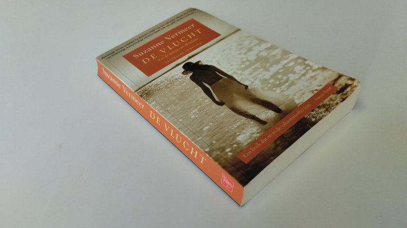 Tweedehands boek: De vlucht van auteur Suzanne Vermeer (pseud. van Paul Goeken.) - In goede staat. Nederlandstalige paperback. Kaft heeft lichte gebruikssporen. Pagina’s verkeren in nette staat.