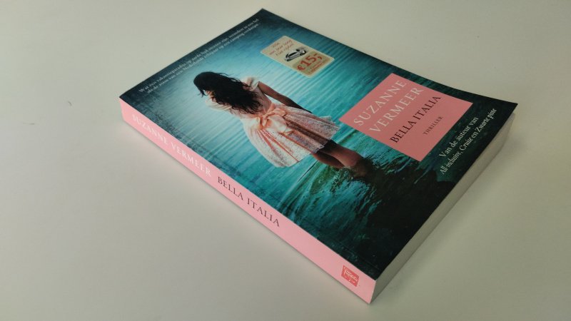 Tweedehands boek: Bella Italia van auteur Suzanne Vermeer - In goede staat. Nederlandstalige paperback. Naam voorin. Kaft heeft lichte gebruikssporen. Pagina’s verkeren in nette staat.