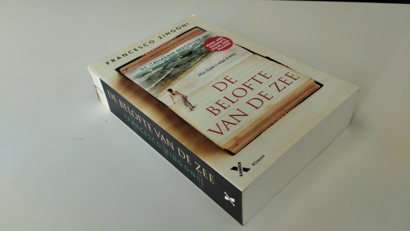 Tweedehands boek: De belofte van de zee van auteur Francesco Zingoni - In goede staat. Nederlandstalige paperback. Kaft heeft lichte gebruikssporen. Pagina’s verkeren in nette staat. Leesvouw blz 161