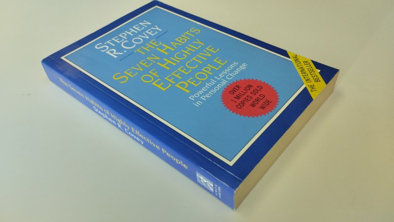 Tweedehands boek: The seven habits of highly effective people van auteur Stephen R. Covey - In goede staat. Engelstalige paperback. Kaft heeft lichte gebruikssporen. Pagina’s zijn licht vergeeld door ouderdom maar verkeren verder in nette staat.