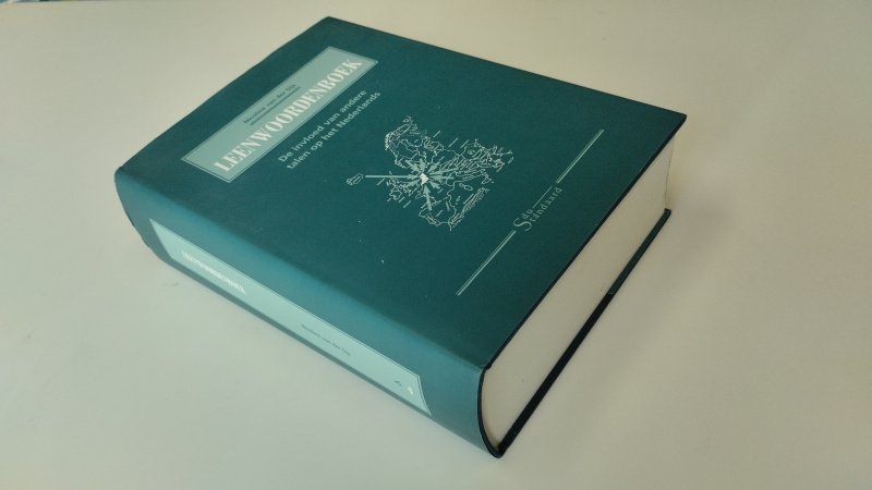 Tweedehands boek: Leenwoordenboek van auteur Nicoline van der Sijs - In goede staat. Nederlandstalige hardcover. Kaft heeft lichte gebruikssporen. Pagina’s verkeren in nette staat.