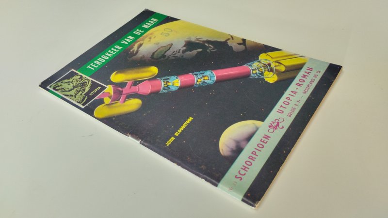 Tweedehands boek: Terugkeer van de maan van auteur John Bloodstone - In goede staat. Nederlandstalige paperback. Kaft heeft lichte gebruikssporen.  Pagina’s zijn licht vergeeld door ouderdom maar verder intact