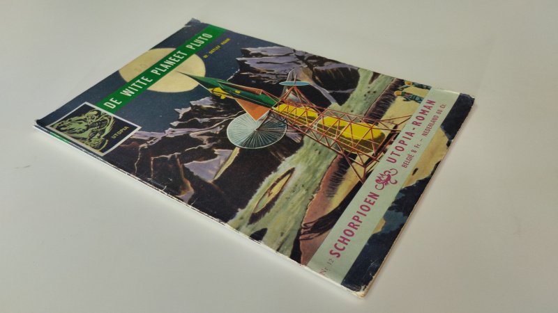 Tweedehands boek: De witte planet Pluto van auteur W. detlef Rohr - In redelijke staat. Nederlandstalige paperback/pocket. Kaft heeft duidelijke gebruikssporen, slijtage langs de randen en lichte kreukjes. Pagina’s zijn licht vergeeld door ouderdom maar verder intact.