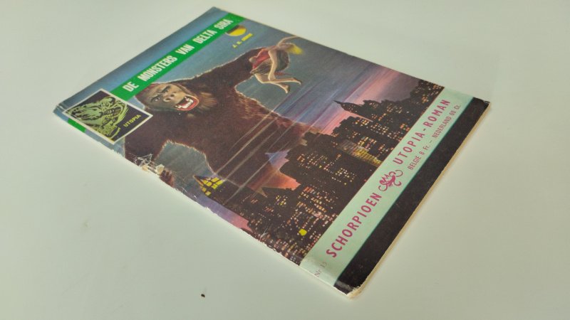 Tweedehands boek: De monsters van Delta Sira van auteur J.H. Irwin - In redelijke staat. Nederlandstalige paperback. Kaft heeft slijtage en lichte kreukjes langs de randen. Rug licht sleets. Pagina's verkleurd door ouderdom. Nietje laat los.