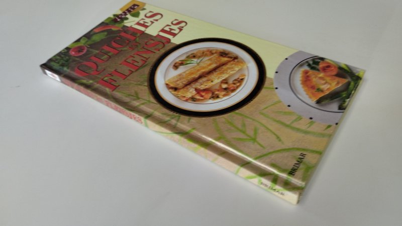 Tweedehands boek: Quiches en Flensjes van auteur Angela Rahaniotis - In goede staat. Nederlandstalige hardcover. Kaft heeft lichte gebruikerssporen. Pagina's schoon en netjes.