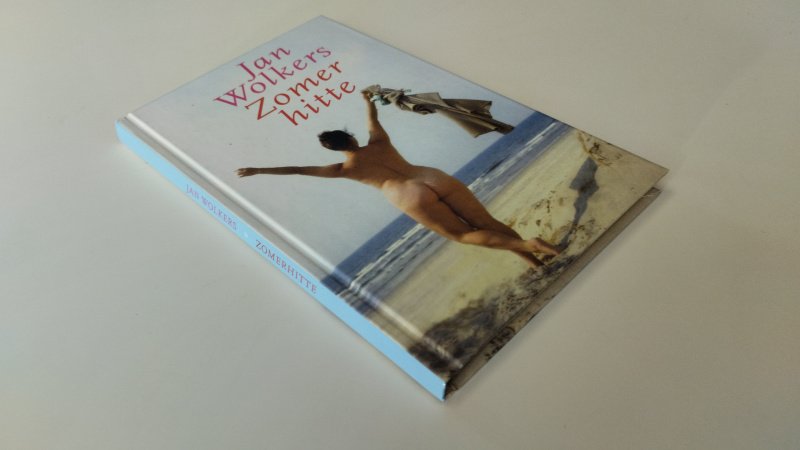 Tweedehands boek: Zomerhitte van auteur Jan Wolkers - In zeer goede staat. Nederlandstalige hardcover. Kaft heeft lichte gebruikerssporen. Pagina's schoon en netjes.