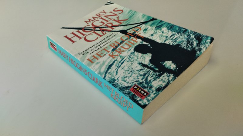 Tweedehands boek: Het bloed kruipt van auteur Mary Higgins Clark - In goede staat. Nederlandstalige paperback. Kaft heeft lichte gebruikerssporen. Pagina's netjes en schoon.