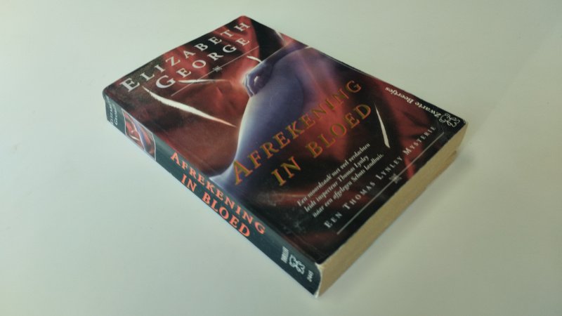 Tweedehands boek: Afrekening in bloed van auteur Elizabeth George, Edwin Smith - In redelijke staat. Nederlandstalige paperback. Kaft heeft lichte gebruikerssporen. Pagina's netjes en schoon. aantal bladzijden met leesvouw. Uitgever: Zwarte Beertjes