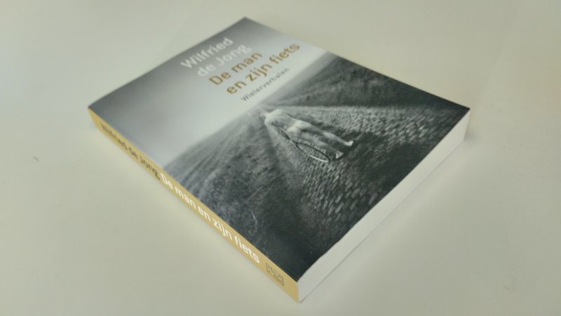 Tweedehands boek: De man en zijn fiets van auteur Jong, Wilfried de Jong - In goede tot zeer goede staat. Nederlandstalige paperback. Kaft heeft lichte gebruikerssporen. Pagina's schoon en netjes.