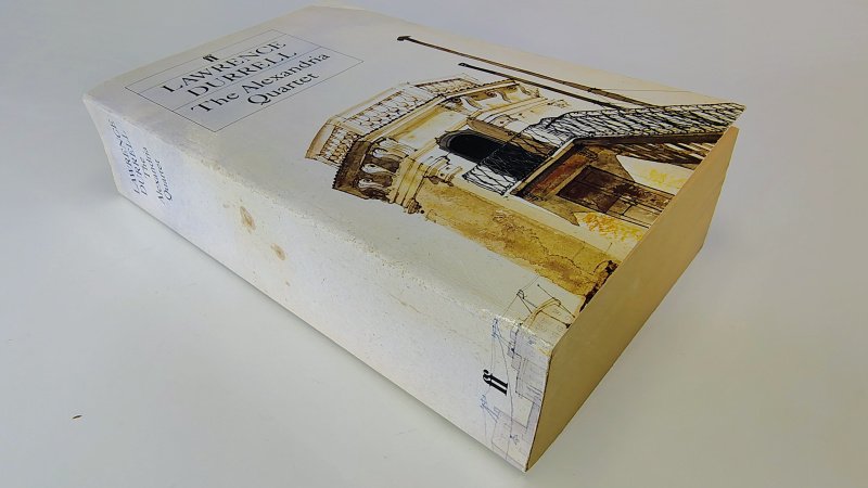 Tweedehands boek: The Alexandria Quartet van auteur Lawrence Durrell - Engelstalige paperback met rechte rug, lichte leesvouw en vlekjes. Lichte gebruikerssporen kaft. Ex-libris reliëf stempel voorin. Bladzijdes verkleurd als in pocket. 10 pagina's klein vlekje.