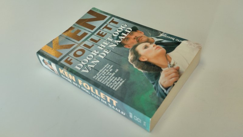 Tweedehands boek: Door het oog van de naald van auteur Kenneth Follett - In goede staat. Nederlandstalige paperback. Kaft heeft lichte gebruikerssporen. Pagina's netjes en schoon.