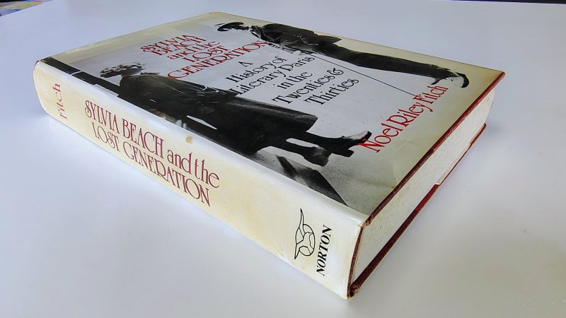Tweedehands boek: Sylvia Beach and the Lost Generation van auteur Noel Riley Fitch - Engelstalige hardcover met stofomslag. Omslag verkleurd. Binnenwerk netjes en onbeschreven. Snedes vlekken en roestvlekken.