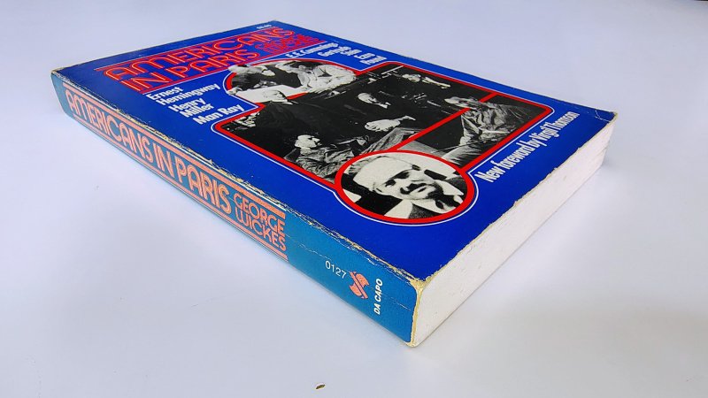 Tweedehands boek: Americans in Paris van auteur George Wickes - Engelstalige paperback met rechte rug, leesvouw en verkleuring. Duidelijke gebruikerssporen kaft en rug. Naam voorin met geplakte foto van Hemingway, verder netjes en onbeschreven.