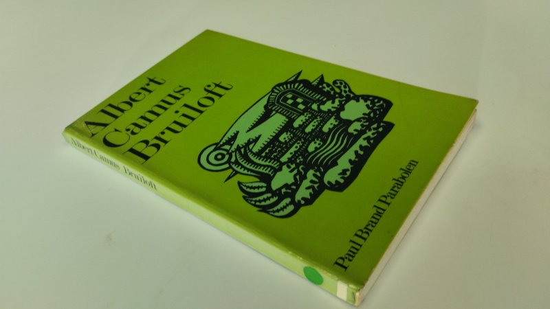 Tweedehands boek: Bruiloft van auteur Albert Camus - In redelijke staat. Nederlandstalige hardcover zonder stofomslag. Ex-bibliotheekboek met gebruikssporen en bibliotheekkenmerken. Kaft licht sleets langs de randen. Pagina's licht verkleurd door ouderdom.