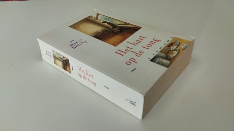 Tweedehands boek: Het hart op de tong van auteur Maeve Binchy - In goede staat. Nederlandstalige paperback. Kaft heeft lichte gebruikerssporen. licht gekromde rug. Pagina's verkleurd maar netjes en schoon.