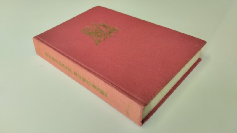 Tweedehands boek: Er Is Geen Gisteren, Er Is Geen Morgen van auteur M. Wertheim - In redelijke staat. Nederlandstalige hardcover zonder stofomslag. Linnen kaft licht verkleurd en met gebruikssporen langs de randen. Pagina's licht verkleurd door ouderdom. naam voorin geschreven.