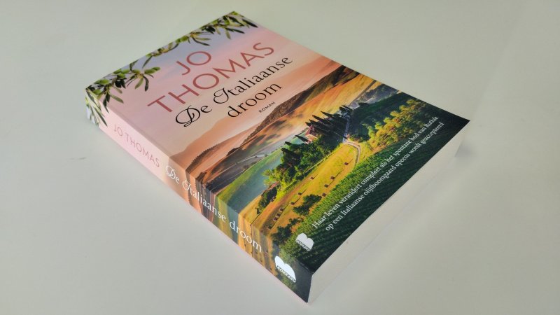 Tweedehands boek: De Italiaanse droom van auteur Jo Thomas - In goede staat. Nederlandstalige paperback. Kaft heeft lichte gebruikerssporen. Pagina's schoon en netjes.