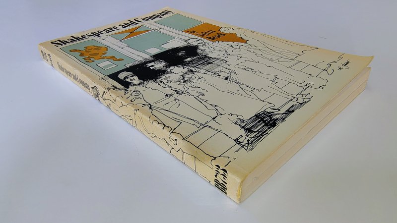 Tweedehands boek: Shakespeare and Company van auteur Sylvia Beach - Paperback met rechte rug zonder leesvouwen. Rug en kaft verkleurd. Gebruikerssporen randen kaft. Binnenwerk onbeschreven en netjes.