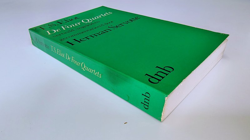 Tweedehands boek: De four quartets van auteur Thomas Stearns Eliot - Paperback met rechte rug zonder leesvouwen. Lichte slijtage randen kaft en gebruikerssporen. De eerste en laatste 4 bladzijden hebben vlekken, verder netjes en onbeschreven