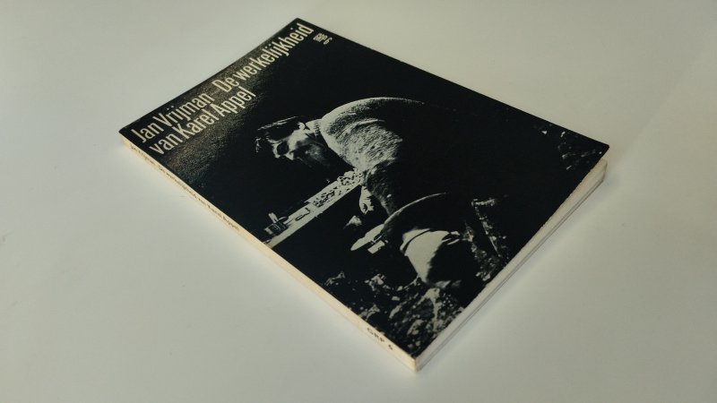 Tweedehands boek: De werkelijkheid van Karel Appel van auteur Jan Vrijman - In goede staat. Nederlandstalige paperback. Kaft heeft lichte slijtage en gebruikerssporen langs de randen. Pagina's netjes en licht verkleurd door ouderdom. op het schutblad een paar ouderdomsvlekjes.