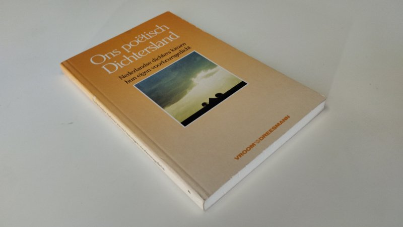 Tweedehands boek: Ons poëtisch dichtersland van auteur diverse auteurs - In goede staat. Nederlandstalige paperback. Kaft heeft lichte gebruikerssporen en minimale slijtage langs de randen. Pagina's schoon en netjes.